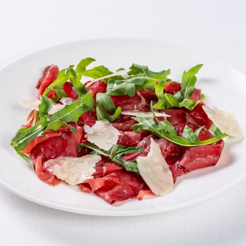 Bresaola con rucola e scaglie di grana