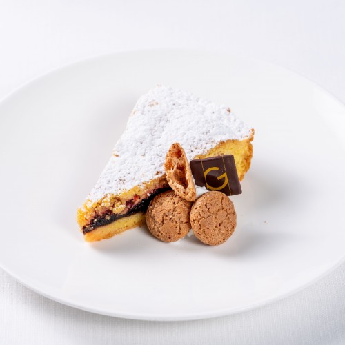 Torta con marmellata e amaretti